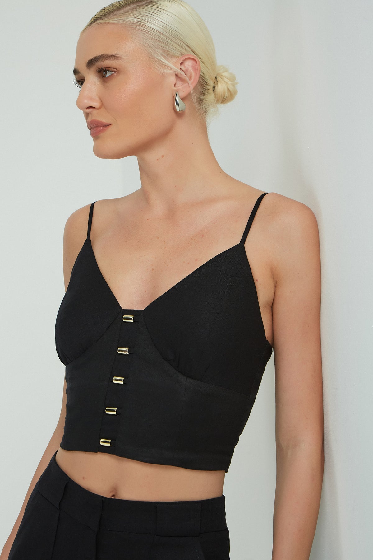 CROPPED LINHO DETALHE METAL - PRETO